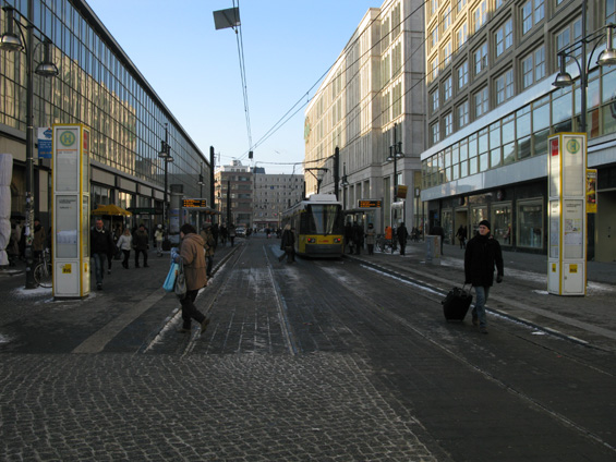 Roku 2007 pøijely tramvaje na Alexanderplatz také ze severní strany nádraží. Kusé ukonèení nutí berlínský DP vypravovat na linku M2 obousmìrné vozy.