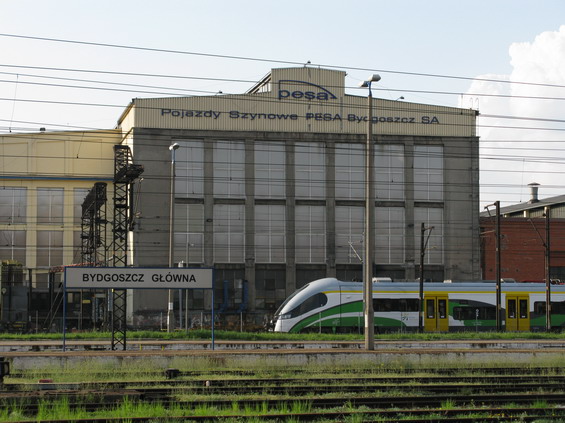 Poblíž hlavního vlakového nádraží je také továrna Pesa, kde se vyrábìjí jak tramvaje, tak i vlaky známé už i v ÈR.