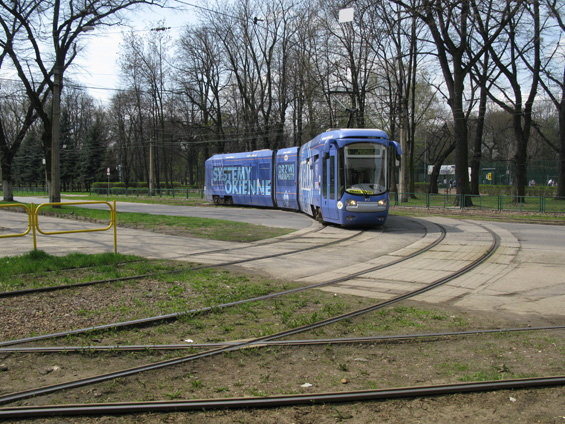 A zde se linka 6 vedená nízkopodlažní tramvají Alstom-Konstal, vyrobenou v nedalekém Chorzowì, pøipojuje k linkám 9 a 19, aby pøijely do centra Bytomi od severu.