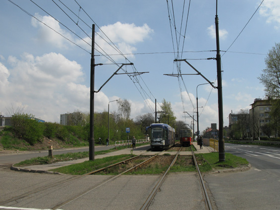 Koneèná linky 6 "Politechnika Slaska" na západním okraji Bytomi. Linka 6 je jako jedna z mála obsluhována také nízkopodlažními tramvajemi.