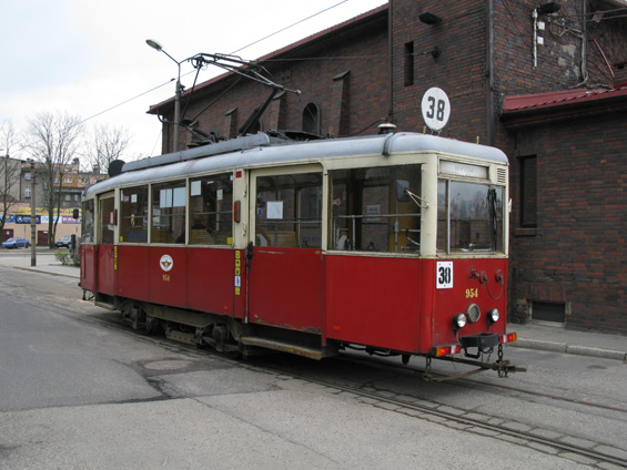 Severní koneèná linky 38 uprostøed høbitovního komplexu. V nedìli se tu jezdí nejèastìji, na dušièky jezdí dokonce dvì tramvaje za sebou.