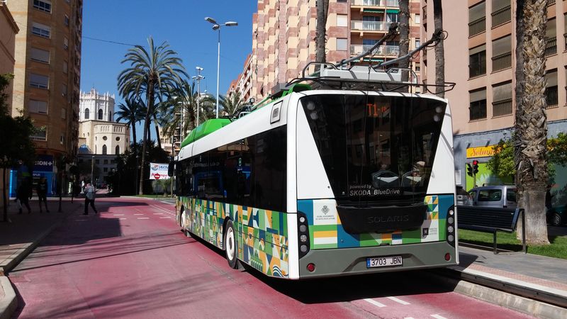 Trolejbusová linka vede témìø v celé trase ve vyhrazeném koridoru zvýraznìném èervenou barvou vozovky. V novém úseku se optické navádìní používá pouze v prostoru zastávek.