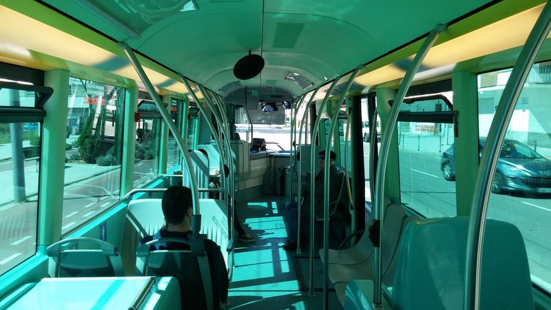 Interiér futuristicky vyhlížejícího trolejbusu Irisbus Cristalis, který zde v roce 2008 zahajoval provoz na 2 km dlouhé trati. Na tomto pùvodním úseku jezdí tøi exempláøe tohoto vozidla dodnes.