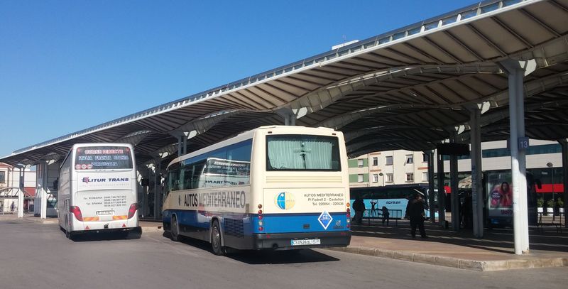 Vedle vlakového nádraží najdete i menší nádraží autobusové, které odbavuje pøímìstské i dálkové linky. Vzhledem k poèetné rumunské menšinì v tomto mìstì sem jezdí i pravidelná autobusová linka z Balkánu.
