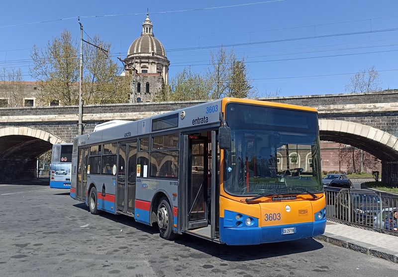 Jedny z nejstarších vozù MHD v Catanii jsou tyto od Bredamenarinibus z roku 2006. Terminál Borsellino je vedle toho u hlavního vlakového nádraží druhý nejvýznamnìjší výchozí bod autobusù MHD v centru Catanie.
