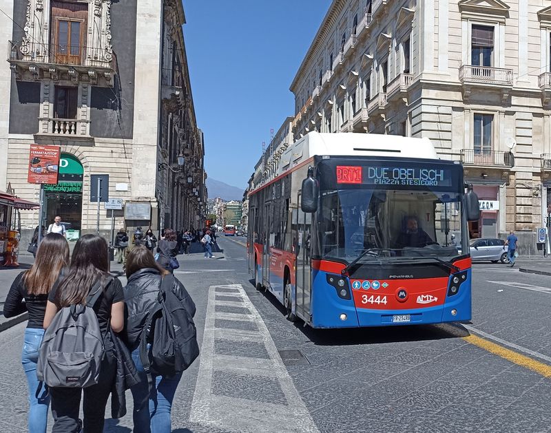 Jeden z nejnovìjších autobusù Menarinibus Avancity na páteøní lince BRT1, která spojuje centrum s kopcovitou ètvrtí na severu, kde je také jedno ze záchytných parkoviš�. Linka BRT1 jezdí každých 10 minut.