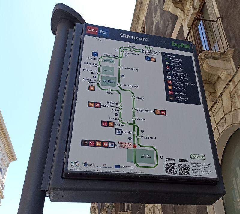 O výjimeènosti páteøní autobusové linky BRT1 s 10minutovým intervalem i o víkendech svìdèí také vyobrazené schéma trasy, což je ve zdejší úrovni informovanosti neobvyklý úkaz.
