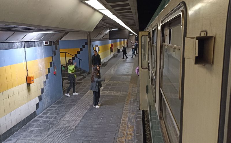 Dál za stanicí Paterno už jezdí pouze 5 párù vlakù dennì. Trasa vede zpoèátku ještì pomìrnì hustým osídlením – pod centry mìsteèek Santa Maria di Licodia, Biancavilla a Adrano vede tra� dokonce tunelem i s podzemními stanicemi.