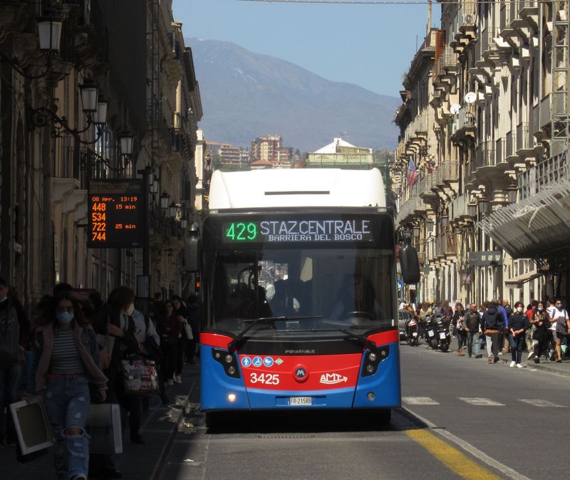 Další nový italský autobus v plynovým pohonem na jedné z nejvytíženìjších zastávek v centru mìsta, kam se dosud metro neprobojovalo. Linky jsou èíslované rùznì, první èíslice obvykle znaèí její ukonèení nebo prùjezd centrem. Autobusy zaèínající ètyøkou mají koneènou u hlavního vlakového nádraží.