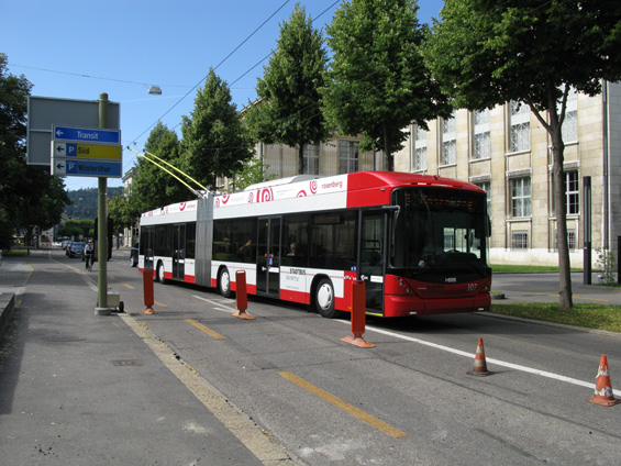 Winterthur: 3 trolejbusové linky s kloubovými vozy tvoøí páteø mìstské dopravy ve mìstì poblíž Zürichu. Nejnovìjší byla dodávka cca 20 Hessù. Doplòují je Solarisy z let 2004 a 2005.