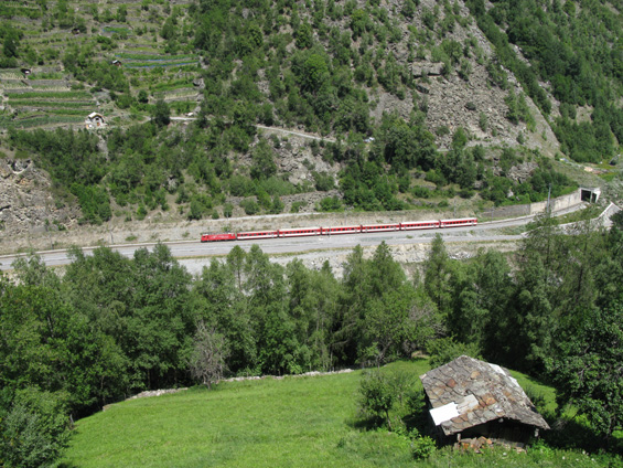 Stalden: Tudy šplhají vlaky Glacier Expressu i železnice Matterhorn Gotthard Bahn do horského støediska Zermatt pod monumentálním štítem Matterhornu. Úzkokolejka s obèasnou ozubnicí má metrový rozchod.