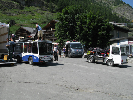 Zermatt: Jako v jiném svìtì si pøipadáte v tomto horském letovisku - vìtšinu osobní i nákladní dopravy tu zajiš�ují tato malá elektrovozítka. Bìžným autem se sem jen tak nedostanete.