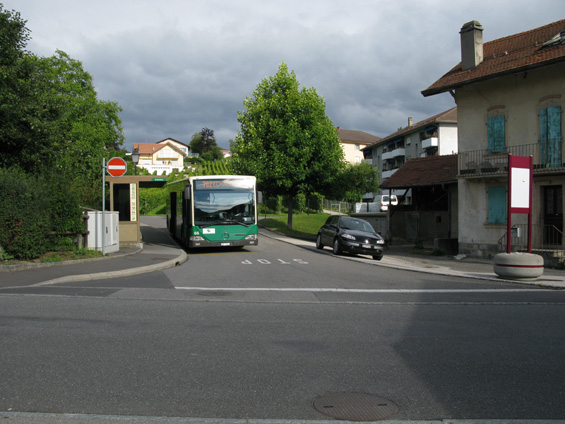 Echandens: Na severním okraji Ženevského jezera, západnì od mìsta Lausanne, funguje místní veøejná doprava oblasti Morges, dopravce MBC se zelenými autobusy. Jedna ze ètyø mìstských linek s intervalem 10 minut ve špièce zajíždí i do této obce.
