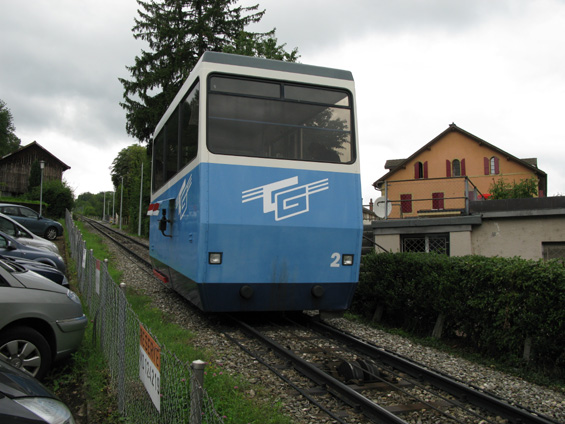 Cossonay: Plnì automatická lanová dráha spojující nádraží s mìsteèkem Cossonay byla pùvodnì pohánìná vodou, od její kompletní rekonstrukce v roce 1982 jsou lana pohánìna klasicky elektricky.