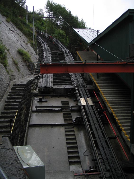 Pilatus je nejvyšší hora v blízkosti Luzernu (2123 m n.m.). Nahoru vedou dvì visuté lanovky a jedna ozubnicová železnice, která je svým sklonem 48% nejstrmìjší ozubnicovou železnicí na svìtì. Funguje již od roku 1889, od léta 1937 v elektrické trakci, leè bohužel bìhem návštìvy probíhala údržba trati a s ní i vylouèení provozu.
