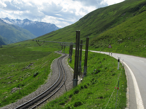 Klesání z vrcholové stanice Oberalppass do údolí, kde leží dùležitý dopravní uzel Andermatt. Bìhem klesání jsou úseky s ozubnicí, železnice se postupnì proplétá se silnièními serpentinami. Bìhem krátké chvíle je nutno sklesat o více než 600 metrù.