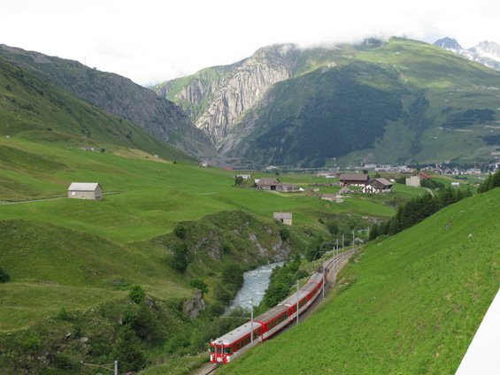 Poblíž Andermattu prochází údolím páteøní železnice mezi Zürichem a Italskou Bellinzonou. Po cestì je dlouhý gotthardský tunel a nìkolik výškových smyèek. Z Andermattu míøí jihozápadním smìrem až do Zermattu také tato úzkorozchodná železnice Matterhorn Gotthard Bahn vèetnì slavného Glacier expressu.