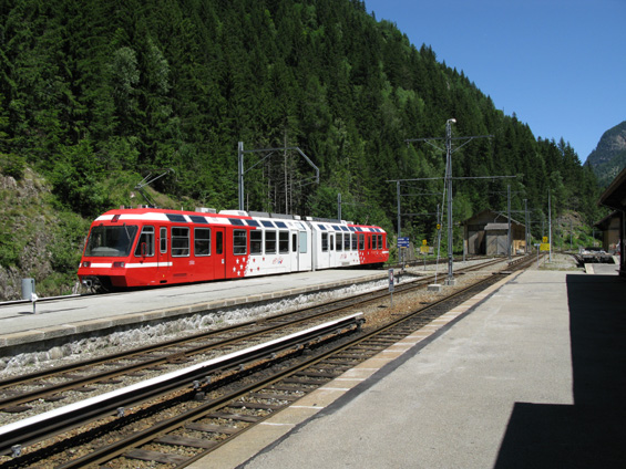 Elektrifikovaná úzkokolejka spojuje každou hodinu švýcarské mìsto Martigny v údolí øeky Rhony s lyžaøským centrem Chamonix ve Francii. Èervenobílé vlaky po cestì strmì stoupají, aby pøekonaly hory o výšce až 1500 m n.m.