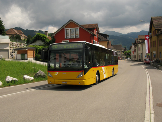 Nízkopodlažní Van Hool na regionálním spoji poblíž mìsteèka Schänis. Národní autobusový dopravce PostBus má flotilu 2000 žlutých autobusù od rùzných výrobcù, asi nejhojnìjší jsou znaèky Volvo, MAN, Mercedes-Benz, Setra a VanHool.