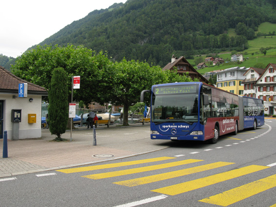Mìsto Schwyz leží mezi soustavou jezer u mìsta Luzern. Až do roku 1963 tu byl malý tramvajový provoz, dnes tu mìstskou dopravu zajiš�ují také kloubové autobusy. Linka 2 zasahuje i do mìsteèka Brunnen na bøehu jezera.