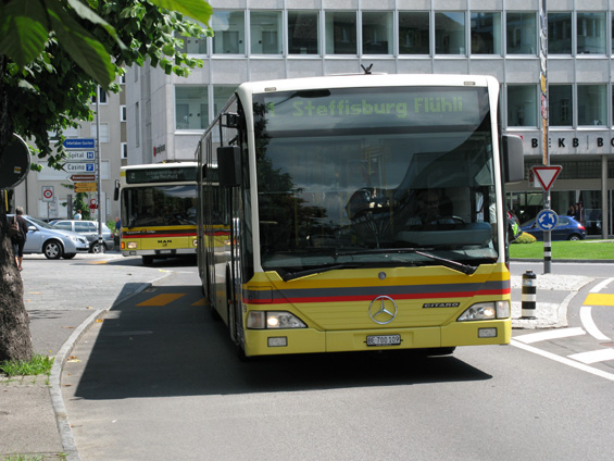 Mìstské autobusy v Thunu. Typicky mìstských je 6 linek, všechny se sjíždìjí u vlakového nádraží. 3 linky mají 10minutový interval, 3 linky jezdí každých 15 minut. Do okrajových ètvrtí a okolních vesnic jezdí ještì øada dalších linek téhož dopravce.