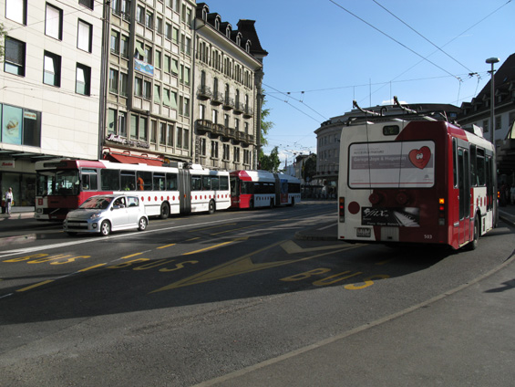 3 ze sedmi mìstských linek ve Fribourgu jsou zajiš�ovány trolejbusy. Jezdí tu kloubové vozy - starší Volva a novìjší Hessy. Všechny umí jezdit také na pomocný dieselový agregát a hojnì to tu využívají.
