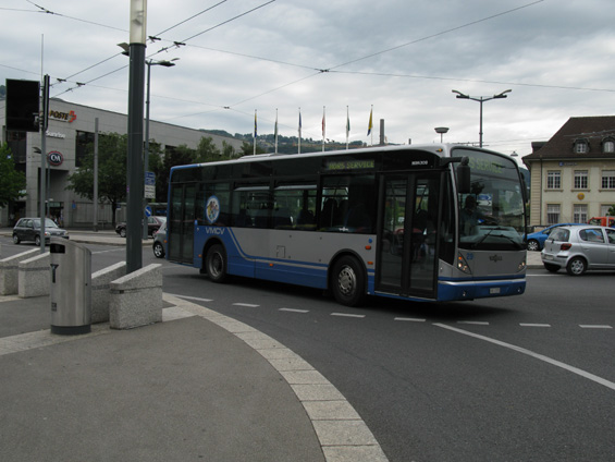 Ve mìstì Vevey potkáte kromì pobøežní trolejbusové linky také mìstské autobusy a minibusy, jako napøíklad tento od Van Hoolu. Od Ženevského jezera se reliéf prudce zvedá a místní autobusy musejí zvládnout pøíkrá stoupání.
