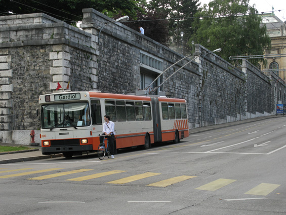 Ženeva: zástupce starších trolejbusù Volvo v pùvodních ženevských barvách na lince 2.