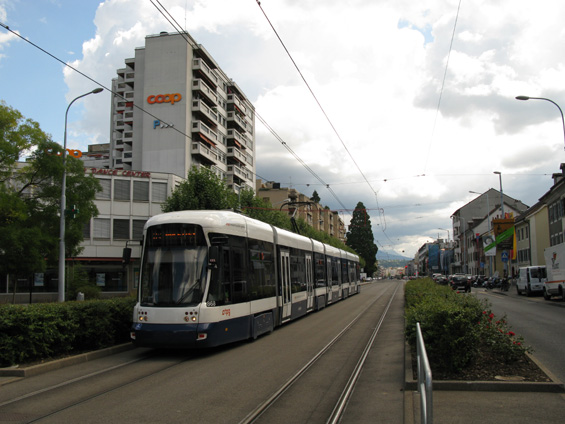 Ženeva: tramvajové linky 12, 16 a 17 míøí jihovýchodním smìrem až na francouzsko-švýcarskou hranici. Koneèná zastávka je jen pár desítek metrù od celnice.