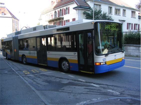 Trolebusový provoz v La Chaux de Fonds se mùže pochlubit i kloubovými trolejbusy, což je zøejmì pro místní hromadnou dopravu novinka. Mìsto je propojeno s blízkým mìstem Le Locle kapacitní autobusovou linkou v intervalu 15 minut, lehkou elektrickou železnicí i samostatnou cyklostezkou. Staèí si vybrat.