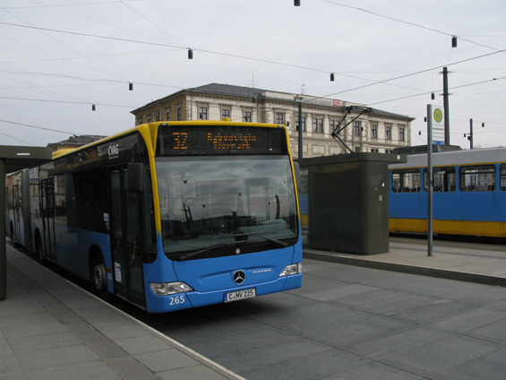 Hlavní nádraží je od centra mìsta ponìkud odstøiženo a dvìma tramvajovým linkám pomáhá pro spojení s centrem také autobusová linka 32. Dvojka na konci znamená, že špièkový interval je 20 minut.