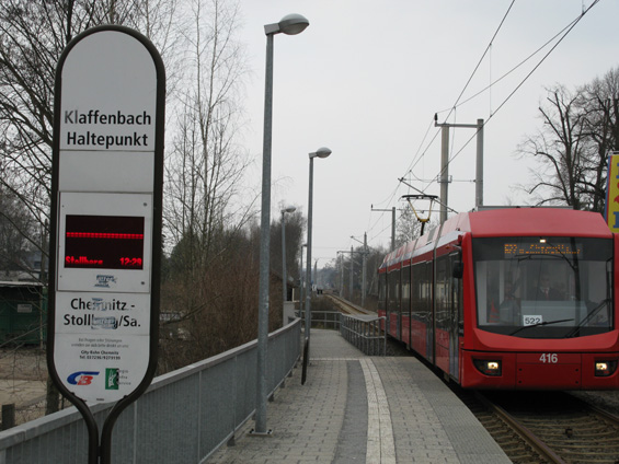 Pøímìstská "tramvaj" pøijíždí do stanice Klaffenbach Haltepunkt. Zde už se jezdí po upravené jednokolejné železnièní trati v intervalu 30 minut. Závory na pøejezdech naznaèují, že už se nejedná o klasickou tramvaj. Na lince 522 jezdí pouze obousmìrné vozy Variobahn v èerveném nátìru.