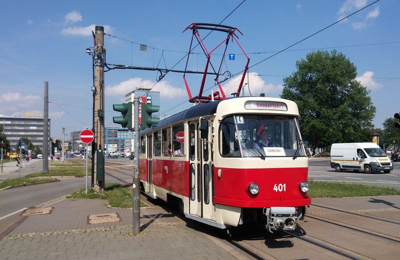 Místní dopravní podnik se vzornì stará také o historii – dùkazem je tato zrenovovaná již historická tramvaj Tatra T3D v pùvodních barvách zdejšího podniku. CVAG s ní vyjíždí na rùzné komerèní a pøíležitostné jízdy.