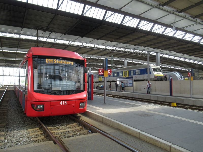 Ukázka pøestupu mezi tramvají a vlakem na hlavním nádraží – dvì krajní kusé železnièní koleje byly zrušeny a místo toho vede nádražní halou nová tramvajová smyèka, kde konèí linky 4, 6 i první vlakotramvaj C11 (døíve 522). Na této zastávce stahují nové vlakotramvaje C13-C15 pantografy, startují naftový motor a dále pokraèují po železnici do regionu.