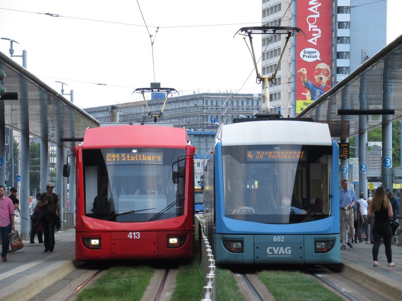 Setkání pùvodní vlakotramvaje 522, nyní pod èíslem C11 s bìžnou tramvají v rušné zastávce Zentralhaltestelle. Tyto tramvaje Variobahn tvoøí základ tramvajové dopravy v Chemnitz.