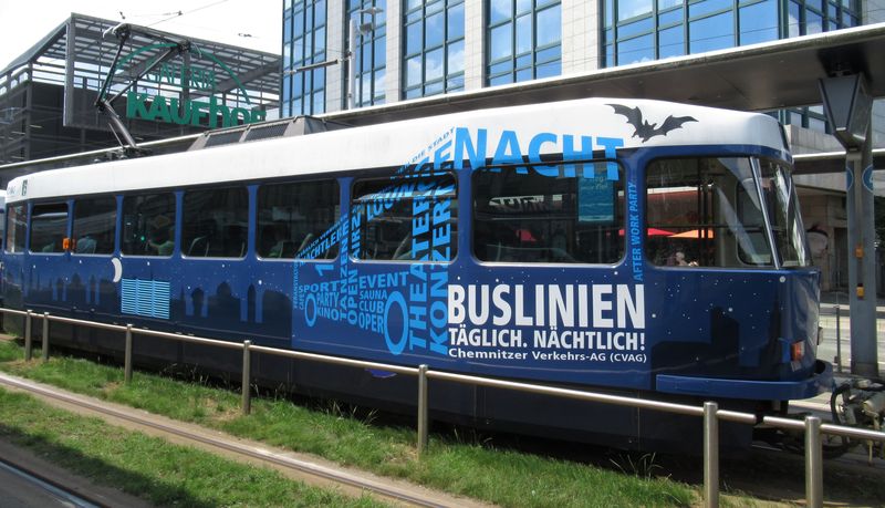 Chemnitz je jedno z mála nìmeckých mìst, kde funguje noèní doprava každý den v týdnu. Reklamu na tuto v Nìmecku nadstandardní službu vozí i staré èeské tramvaje T3D.