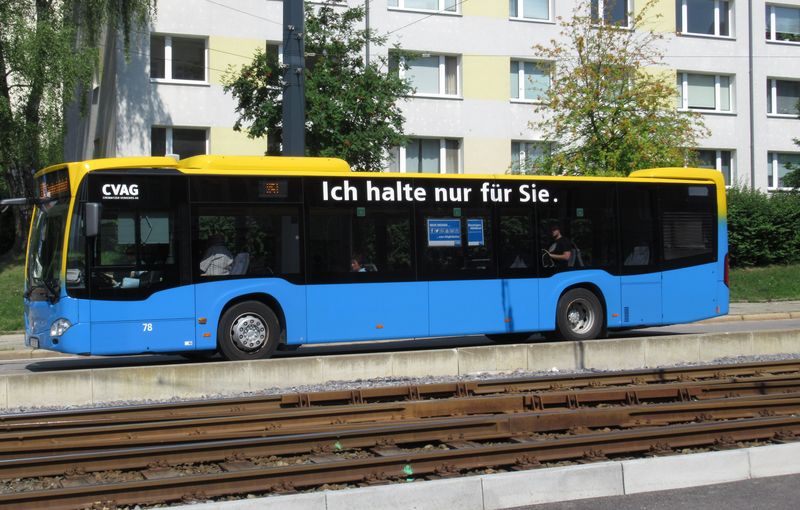 Mìstské autobusy mìstského dopravy CVAG mají tento typický modrožlutý nátìr a v poslední dobì nosí autobusy výrazné propagaèní slogany, jako napøíklad tento. Ve vozovém parku autobusù pøevládají znaèky Mercedes-Benz a MAN.