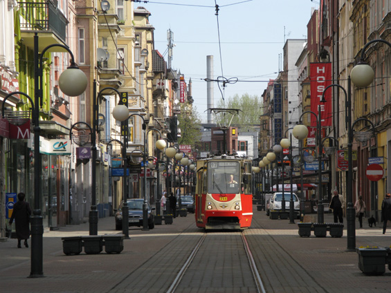 Povedená pìší zóna v Chorzówì s èilým jednosmìrným provozem tramvají. Odtud se rozjíždìjí linky 9, 17 a 20 jižním smìrem.