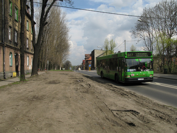 Zde již po pùvodní trati mnoho nezbylo. Tramvaje tu dlouhodobì nahrazuje autobusová linka 607 v podobných intervalech.