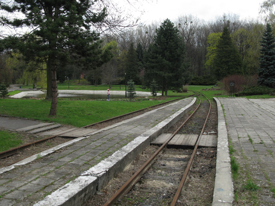 Poblíž trati mezi Katovicemi a Chorzówem se nachází obrovský park kultury a oddechu. Dvìma dopravními atrakcemi tohoto parku byla parková železnice a sedaèková lanovka. Bohužel obì již mimo provoz.