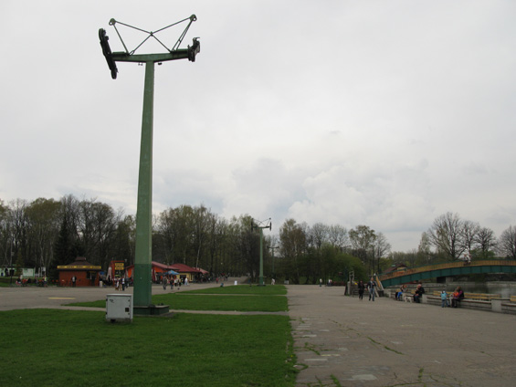 Osiøelý sloup lanovky v samotném centru parku. Celý park je vyhledávaným místem odpoèinku obyvatel okolní poèetné konurbace.