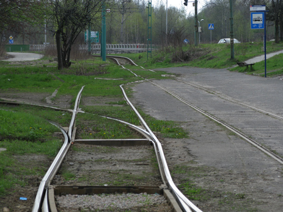 Tramvajová smyèka Chebzie je plná kolejí a výhybek. Nedaleko se nachází také vlakové nádraží a uhelný dùl.