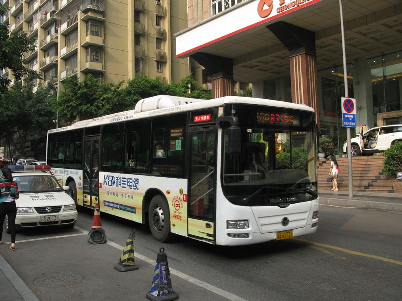 Novější zástupce městského autobusu čínské provenience. S nízkopodlažností si ani zde hlavu nelámou. V systému autobusové dopravy se člověk neznalý místních poměrů zorientuje jen těžko – MHD kromě metra tu slouží především místním.