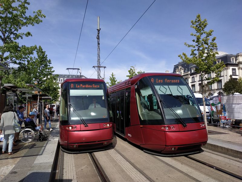 Setkání tramvají na pneumatikách na páteøní lince A na nejrušnìjší zastávce Jaude pøímo v historickém centru mìsta. Linka A jezdí ve špièce každých cca 5 minut.