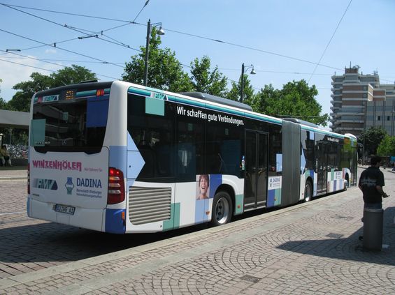 Autobusy jiných dopravcù v rámci dopravního svazu DADINA, který sdružuje celkem 72 linek v okresu Darmstadt-Dieburg, propagují tento systém i nadøazený integrovaný systém RMV.
