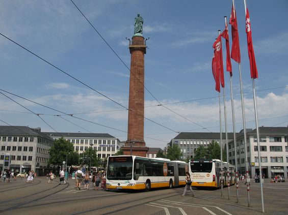 Autobusová doprava v Darmstadtu je vidìt i v jeho samotném centru. Mìstské autobusové linky jsou oznaèeny písmeny a nezøídka na nich potkáte kloubové vozy - nejnovìjší posilou jsou vysokokapacitní ètyønápravové kloubové Mercedesy CapaCity.
