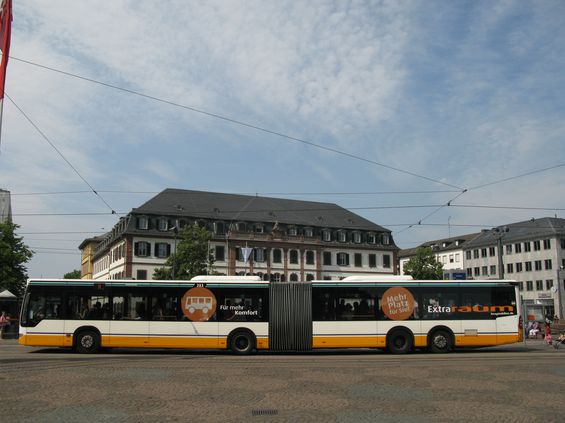 Více prostoru u ètyønápravových Mercedesù inzeruje mìstský dopravce výraznì i na samotných autobusech. Hlavní autobusové linky mají interval 15 minut.