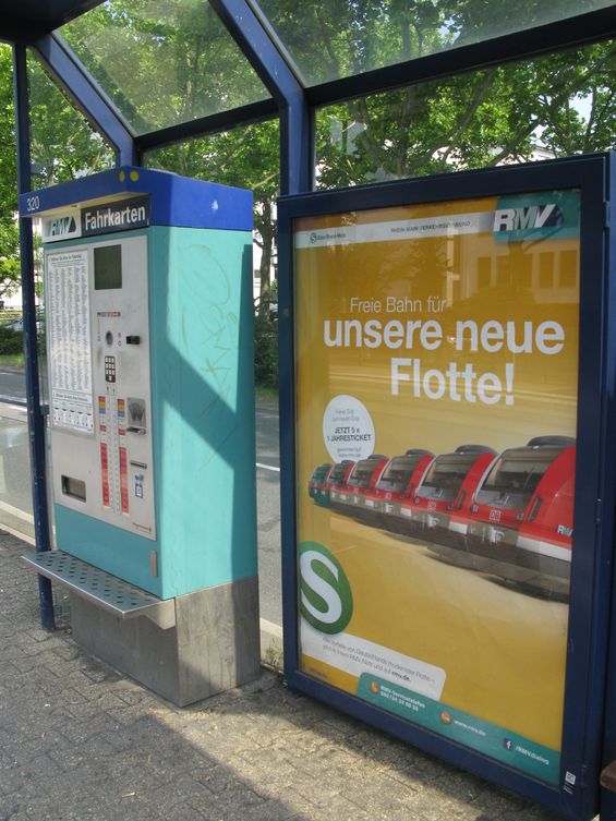 Integrovaný systém RMV propaguje na zastávkách MHD v Darmstadtu nové elektrické jednotky pro svùj páteøní dopravní prostøedek - S-Bahn.