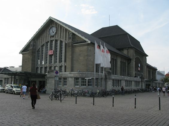 Historická budova hlavního vlakového nádraží. Konèí zde linky S3 a S4 frankfurtského S-Bahnu.