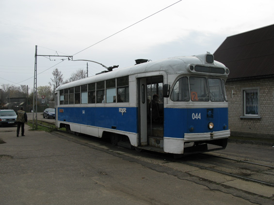 Prastará tramvaj z rižské vagonky je stále nedílnou douèástí vozového parku v Daugavpils. Zde na koneèné Maizes Kombináts. Tato tra� vede hlinìnými ulicemi mezi jednopatrovými domky z poèátku 20. století.